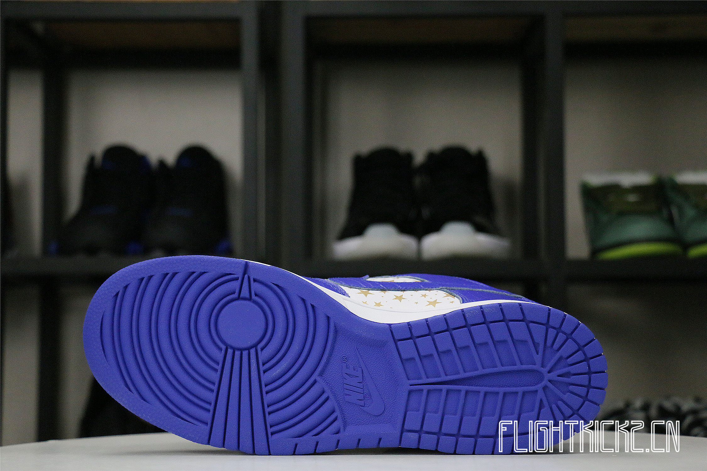 Nike SB Dunk Low Supreme Hyper Royal