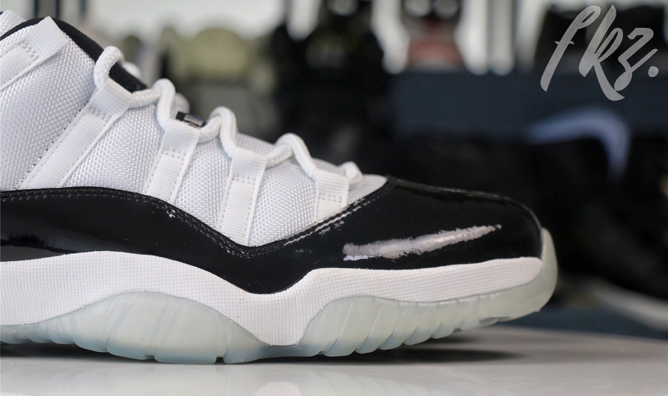 Air Jordan 11 Retro Low Concord