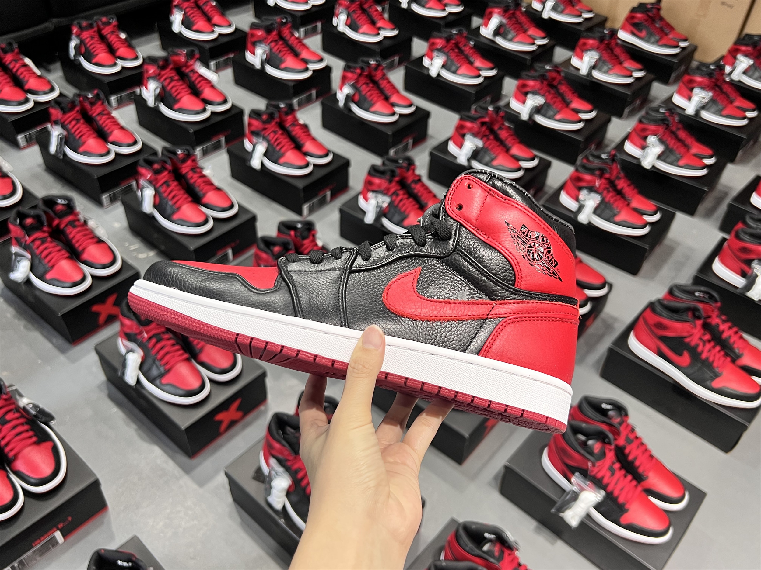 Air Jordan 1 OG Banned/Bred 2011 (LN5 A1 ,Deadstock,with tiny Flaws)