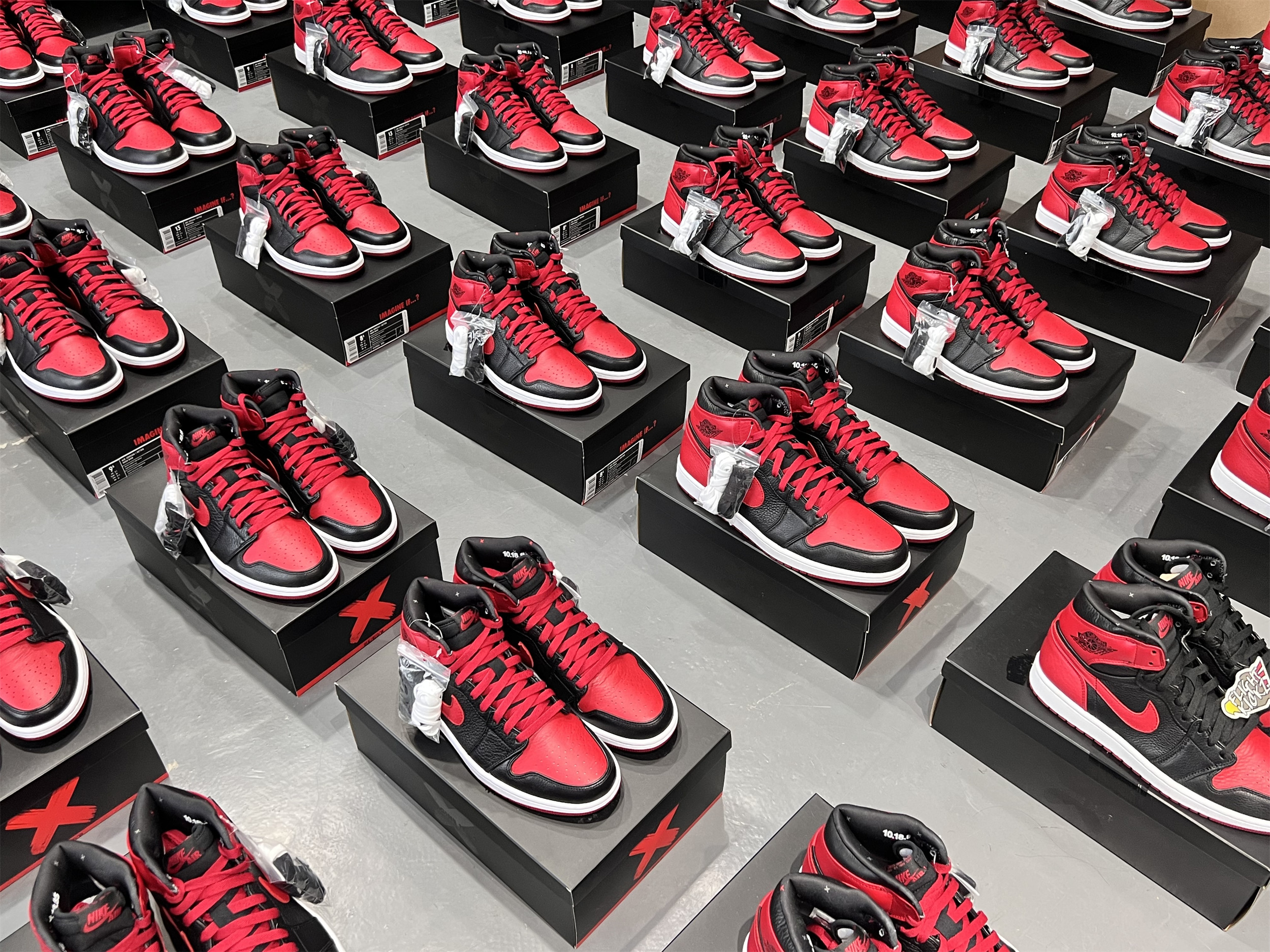 Air Jordan 1 OG Banned/Bred 2011 (LN5 A1 ,Deadstock,with tiny Flaws)