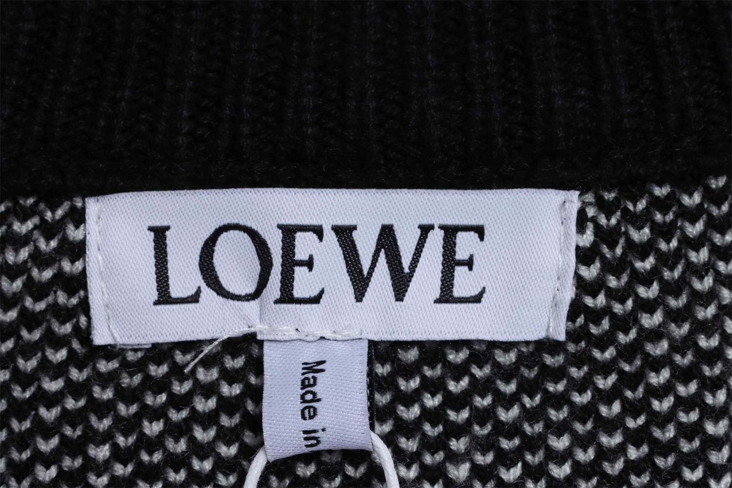 LOEVVE 22FW Ribbon Embroidered Crew Neck Sweater