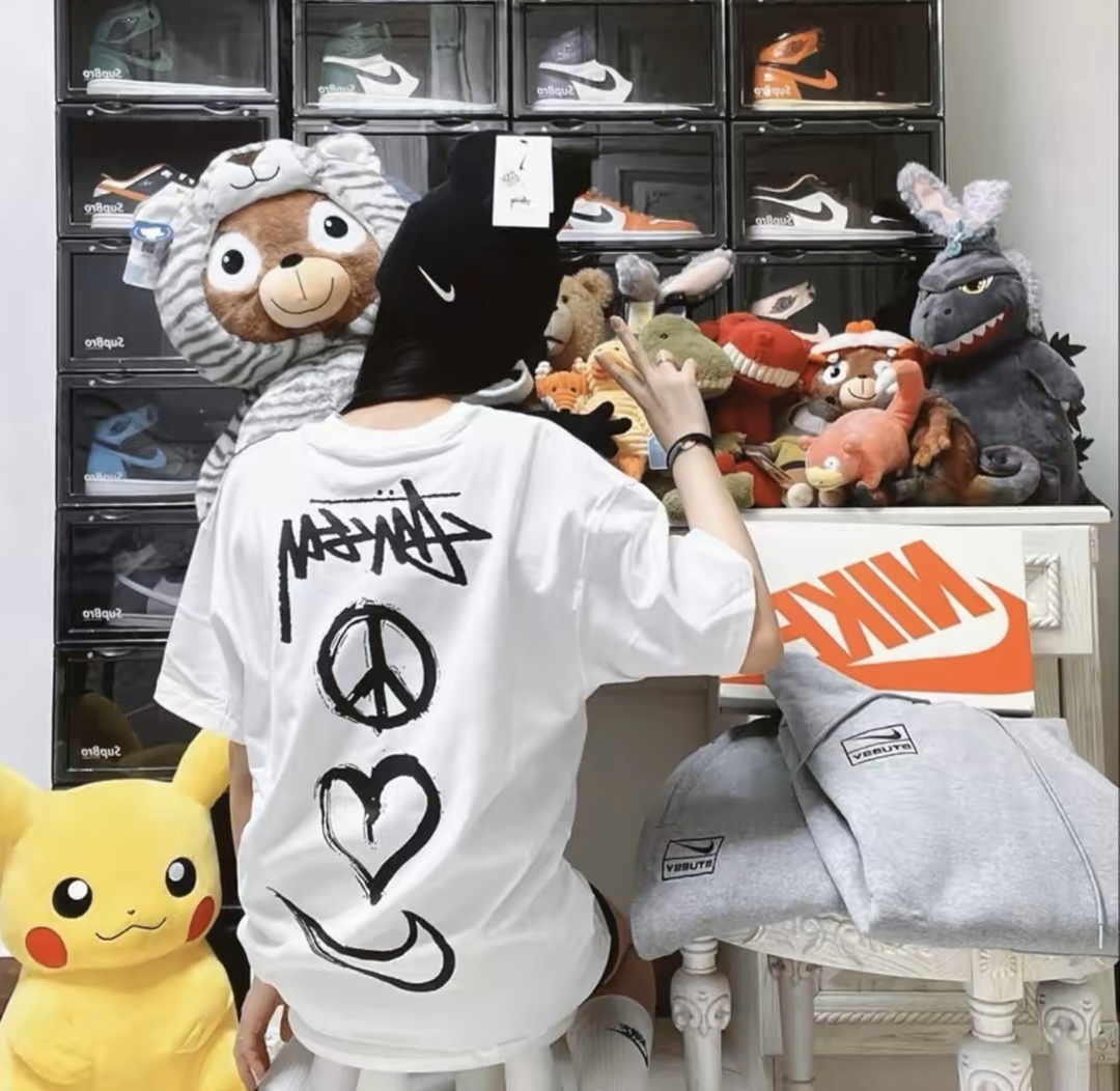 Nike Stuart co-signed the Love letter pattern short sleeves