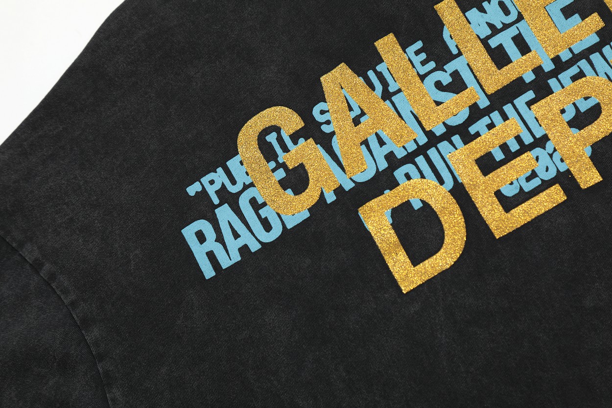 Gallery Dep Under the light, the portrait of the goddess is printed and washed to make old short sleeves.