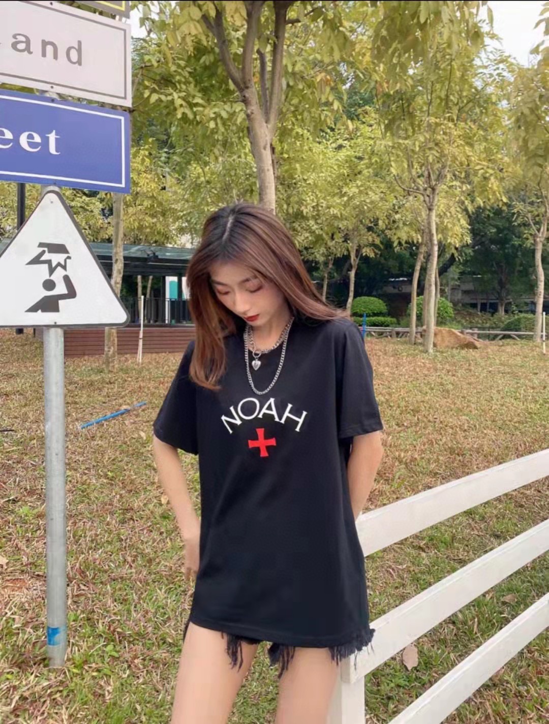 NOAH cross print letter short sleeve