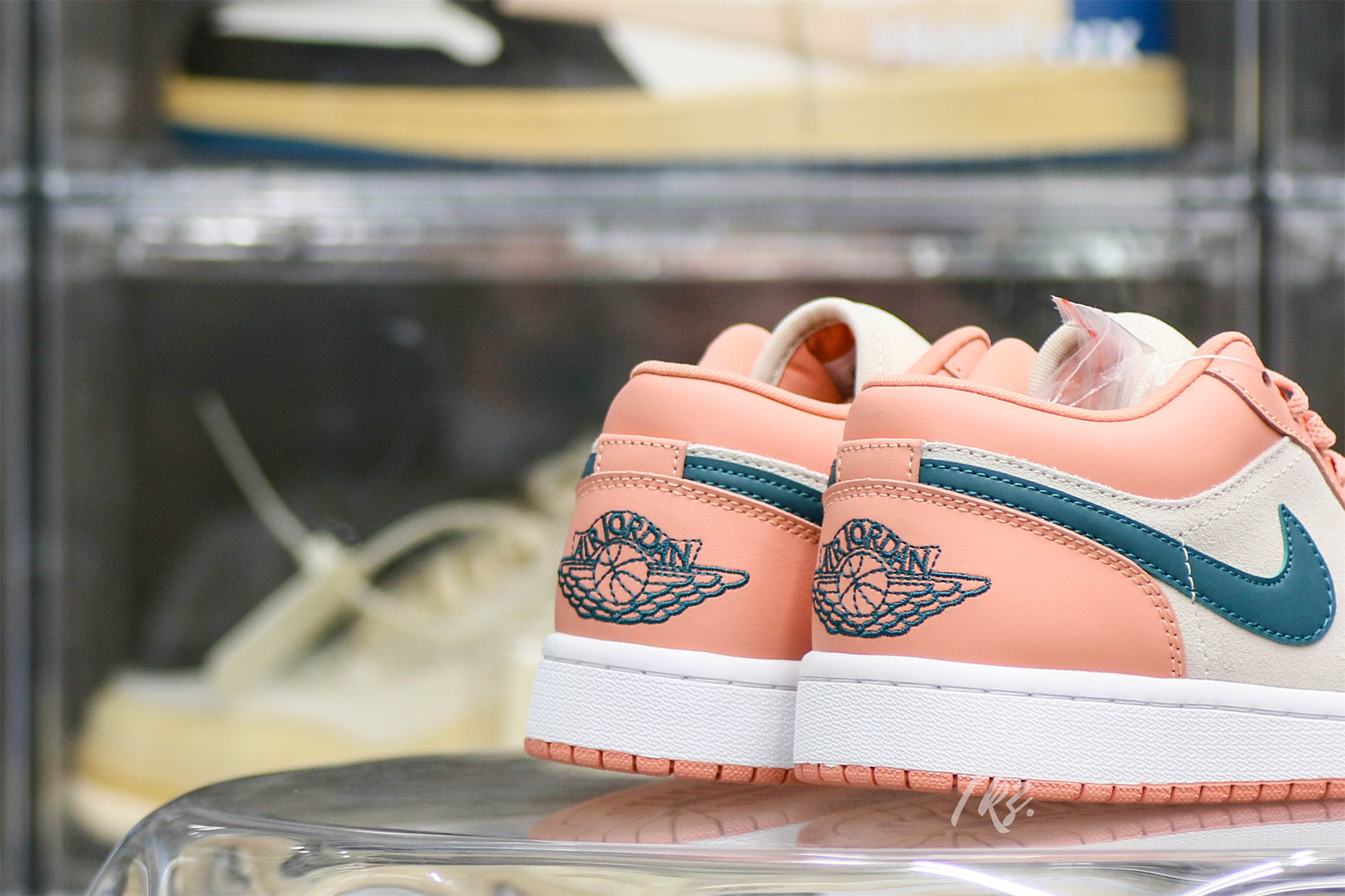 Wmns Jordan 1 Low Light Madder Root