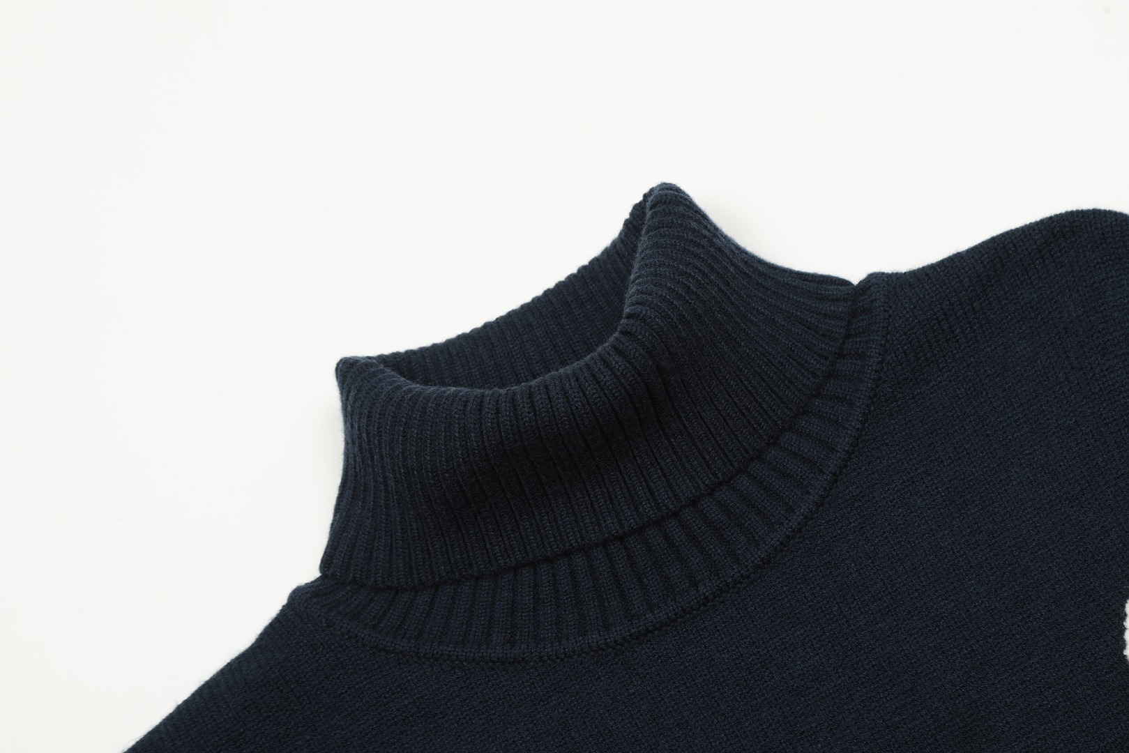 Am1 2024SS classic black jacquard big heart turtleneck sweater