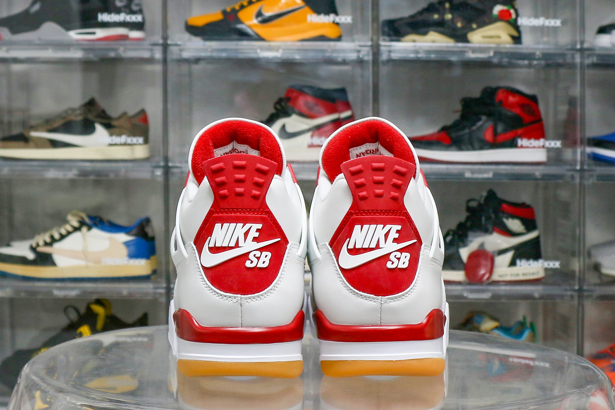 Nike SB x Air Jordan 4 Varsity Red is a Family & Friends (LN5 A1 Batch)